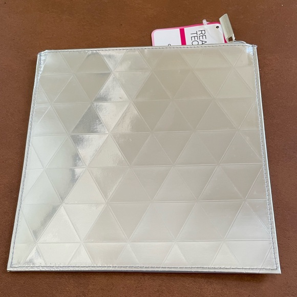 Real Techniques NWT “just wing it” cosmetic bag in holographic silver and pink - Picture 4 of 7